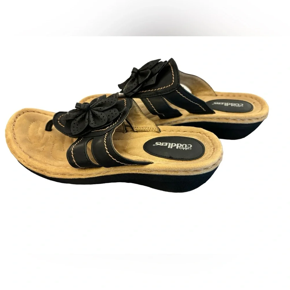Cobbie Cuddlers Women’s Black‎ and Tan Sandals with Flower Accent Size 7.5